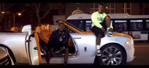 Meek Mill und ASAP Ferg sitzen im Auto und rappen in die Kamera