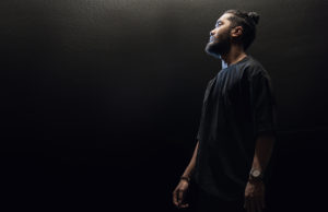 VACT steht in einem verdunkelten Raum